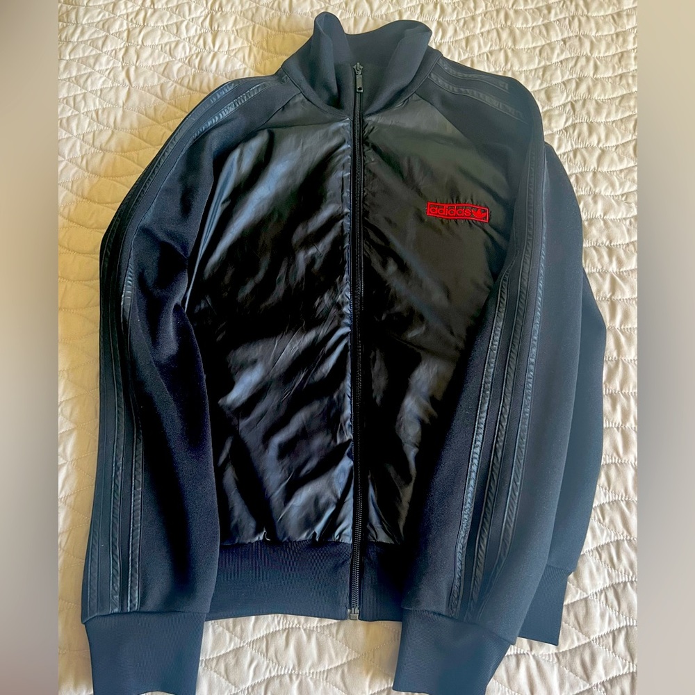ADIDAS BLACK JACKET… SIZE MEDIUM… UNISEX… EXCELLENT CONDITION